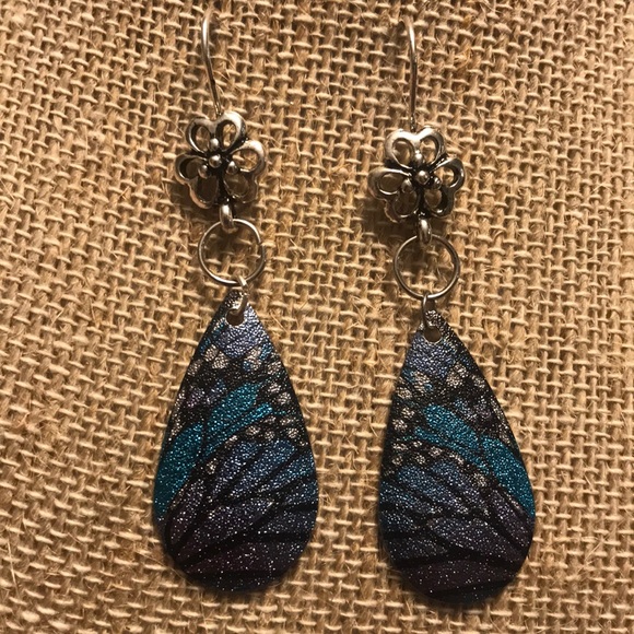 Ladies Butterfly Earrings. - Picture 2 of 3